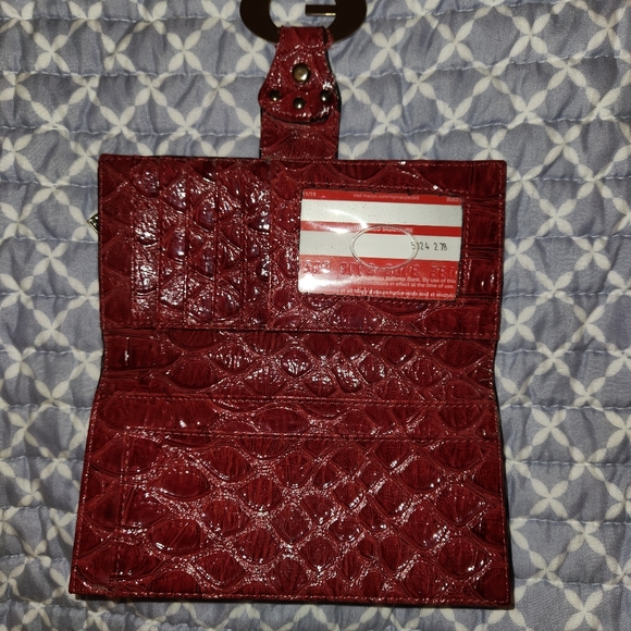 GUESS wallet in wine red shiny patent finish. - Picture 6 of 12